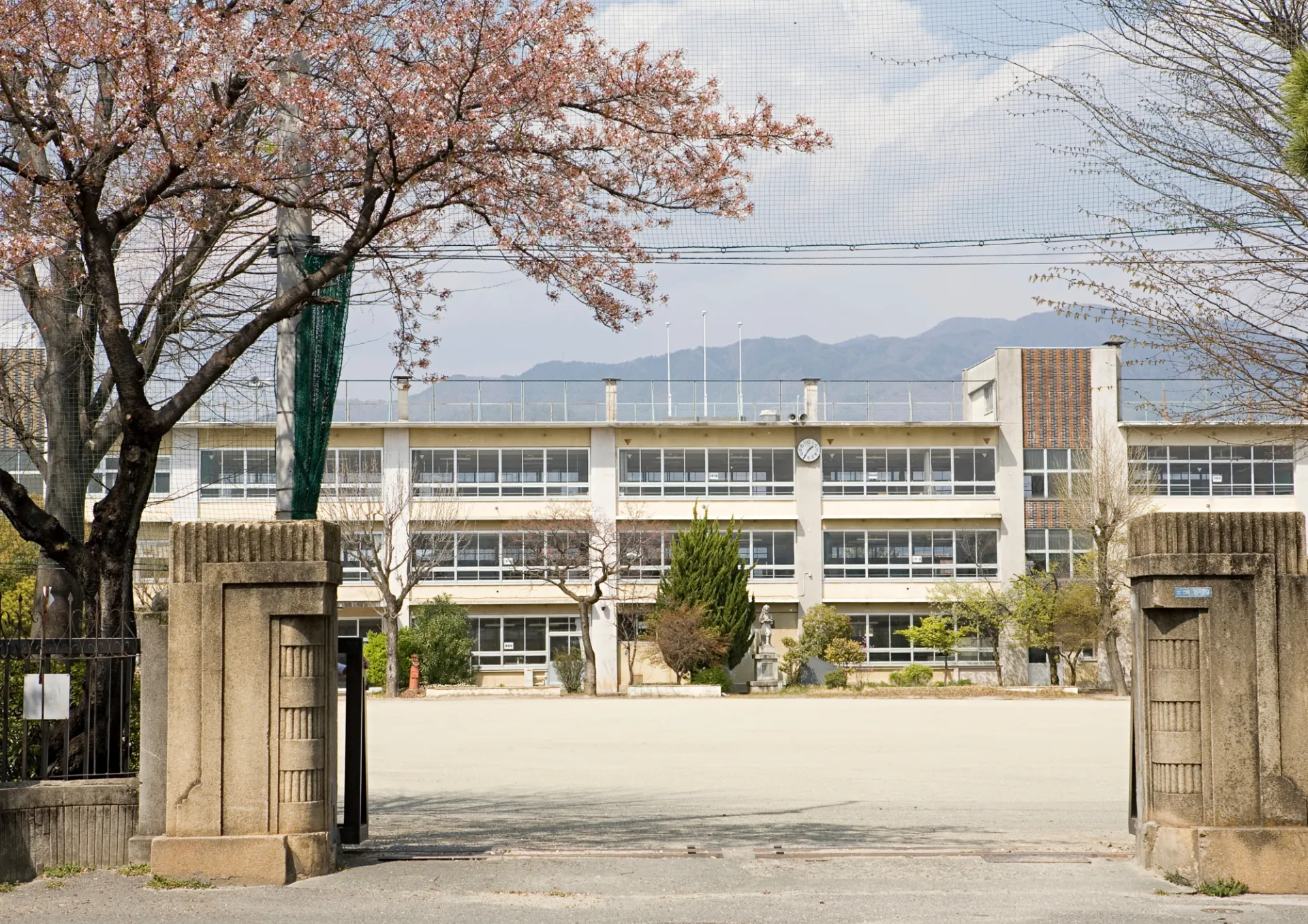 子どもの教育を支える学校の3つの柱と実践例