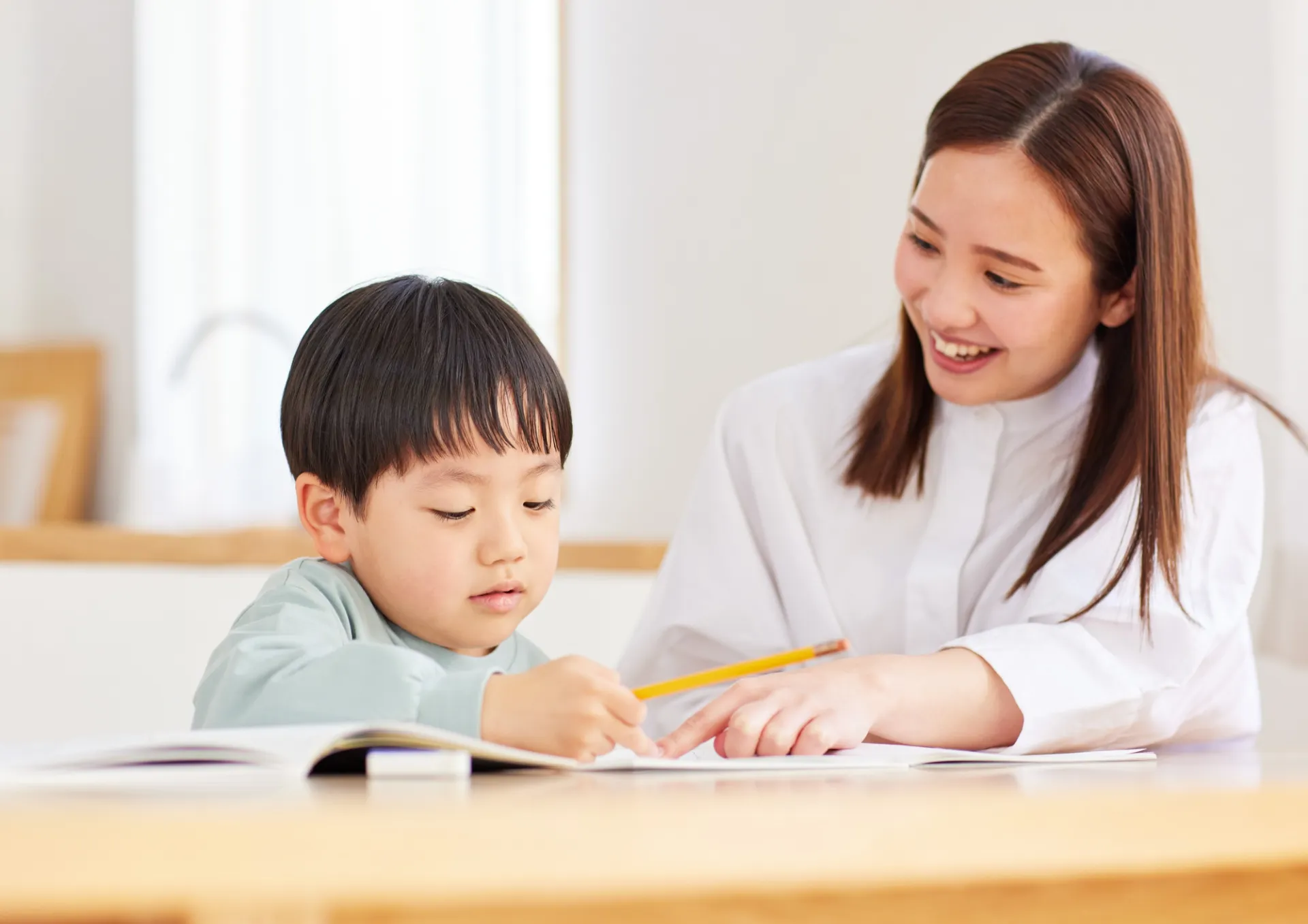 子どもの教育方法を家庭で見直し好奇心と自立心を伸ばす実践ガイド